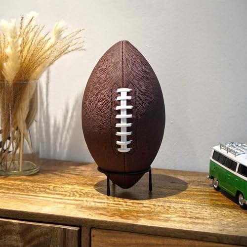 40YARDS American Football Standfuß / Ballständer aus Metall – 3-Bein Halterung Ø10 cm, Mattschwarz – Rutschfest mit Gumminoppen – Ballhalter auch für Fußball, Basketball, Handball, etc.
