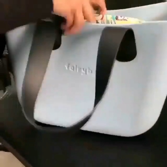 Bolso tote de goma con asas de cuerda y correa de cuero sintético miniatura 7