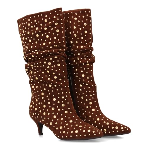 shoes&blues.es 96742 Bota de Mujer de Cana Arrugada Decorada con Tachuelas metalicas Brillantes Tipo Pedreria. Fruncido, Tacon Fino, Punta Fina. Ideal para Temporada Otono Invierno. Marron Talla 39
