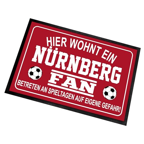 Herzbotschaft Fußmatte für Fußball Fans | Türmatte mit Spruch | 60x40cm | Hier wohnt EIN Nürnberg Fan - Betreten an Spieltagen auf eigene Gefahr! | für innen und außen | Vorleger für die Haustür/Flur Herzbotschaft Fußmatte für Fußball Fans | Türmatte mit Spruch | 60x40cm | Hier wohnt EIN Nürnberg Fan - Betreten an Spieltagen auf eigene Gefahr! | für innen und außen | Vorleger für die Haustür/Flur