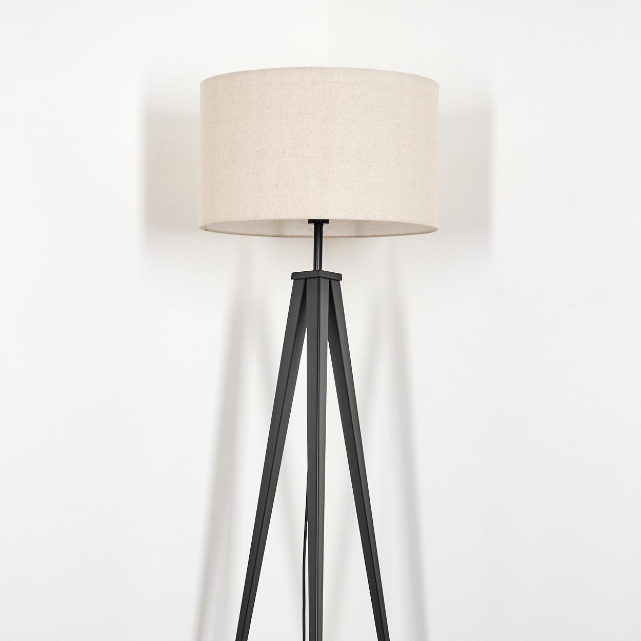HOFSTEIN Stehleuchte Flemming, Stehlampe aus Metall/Stoff in Schwarz/Beige/Weiß, Leuchte im Boho-Style, skandinavisches Design (Ø 50 cm), Höhe 162 cm, mit Fußschalter, 1 x E27, ohne Leuchtmittel