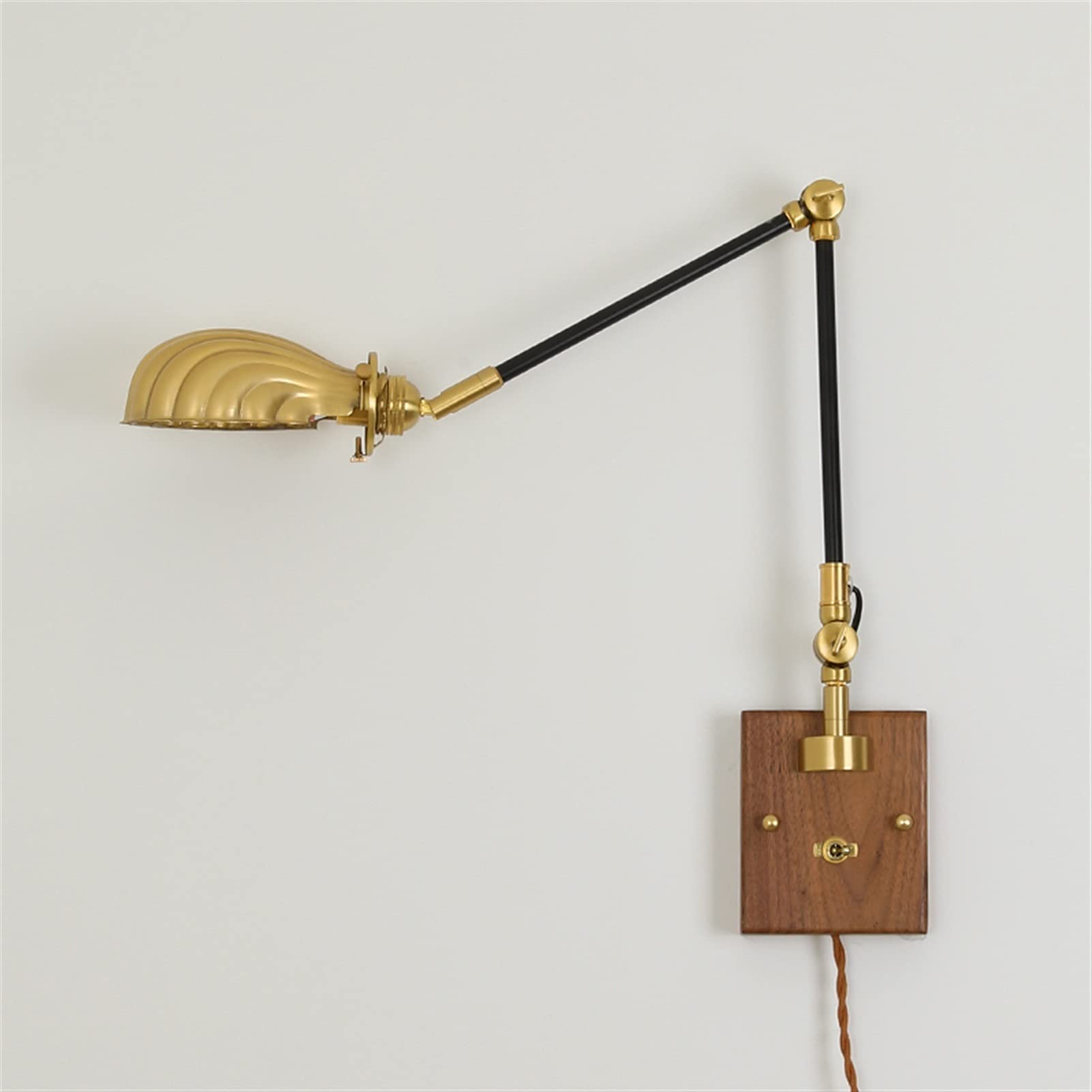 Classic Adjustable Brass Wall Lamp, Walnut Base, Long Arm Swing Arm Folding Wall Light, Indoor Wall Lighting with Plug Wire, Wall Sconce, Bedroom Bedside Reading Lamp, Living Room, Studio, Study