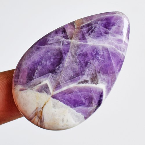 Améthyste violette naturelle taille poire pour retrouver la sérénité à travers vos bijoux