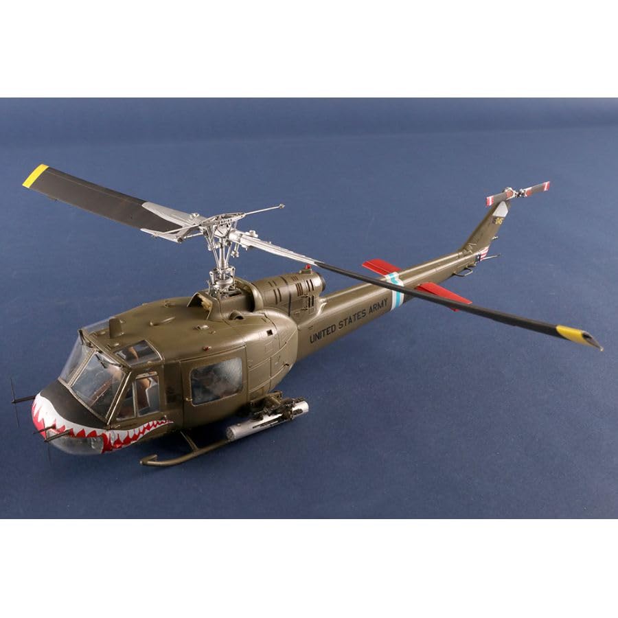Amazon | UH-1B ヒューイ -ガンシップ 軍用組立モデルキット 05112 1