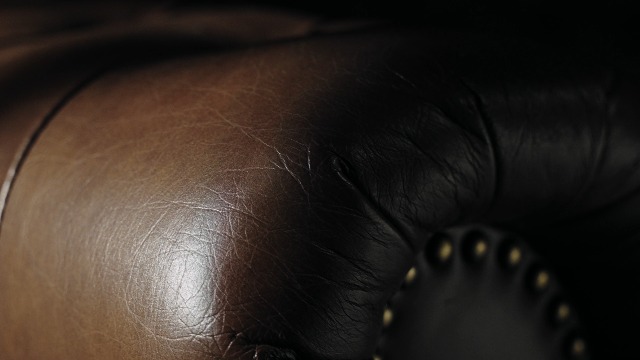 Sillón clásico negro de cuero con respaldo capitoné miniatura 7