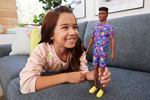 Barbie GRB87 - Ken Fashionistas Puppe mit lila Oberteil und Kurze Hose, Spielzeug für Kinder von 3 bis 8 Jahren – Bild 3