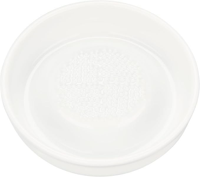 KYOCERA Keramikreibe für Ingwer, Knoblauch und Gewürze. Die besonders scharfen Zähne der Keramik-Reibefläche machen das Reiben sehr einfach. Durchmesser: 9 cm, Weiß