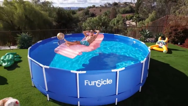 ジョルディ-・ラバンダ　L.A Pool Lux Sealander® Pool-side lounger and float | Big Joe® Pool Float