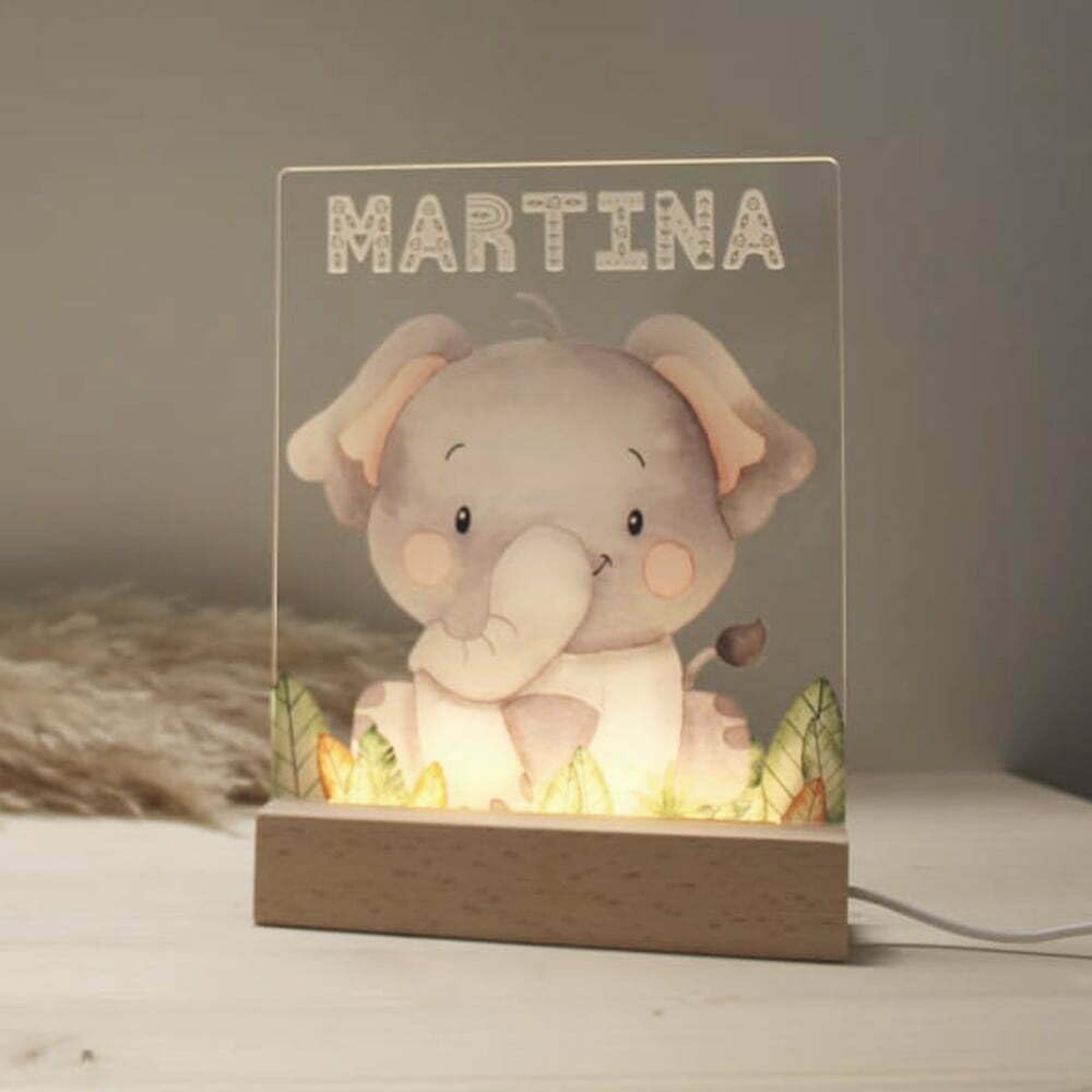Dehome - Luz Nocturna Infantil Personalizada con Nombre – Lámpara Quitamiedos con el Nombre Grabado que se Ilumina – Luz LED Cálida, Regalo Bebé Nacimiento y Bautizo - Safari