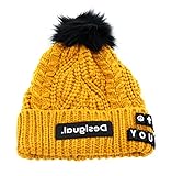 Hier hat sich Desigual so richtig ins Zeug gelegt, denn mit dieser stylischen Mütze haben Sie ein tolles Accessoire für Ihren Alltagslook gefunden. Mit flauschigem Bommel und tollem Schriftzug ist diese Mütze ein herrliches Accessoire und ideal für die kalten Zeiten des Jahres!