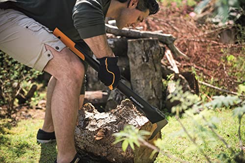 Foto von Fiskars Lange Hand-Sappie zur Holzbearbeitung, Länge: 78,5 cm, Gehärtete Stahlklinge/Glasfaserverstärkter Kunststoffgriff, Inklusive Schutzhülle, Schwarz/Orange, WoodXpert, XA22, 1003623