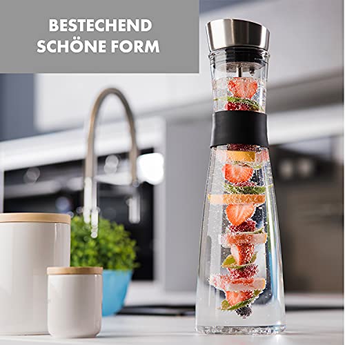Foto von GLASWERK Glaskaraffe mit Deckel aus Edelstahl (1,6 Liter) - Wasserkaraffe mit Fruchteinsatz aus Borosilikatglas - Karaffe Glas mit Deckel Fruchtspieß mit Stopper, Transparent,silber,schwarz