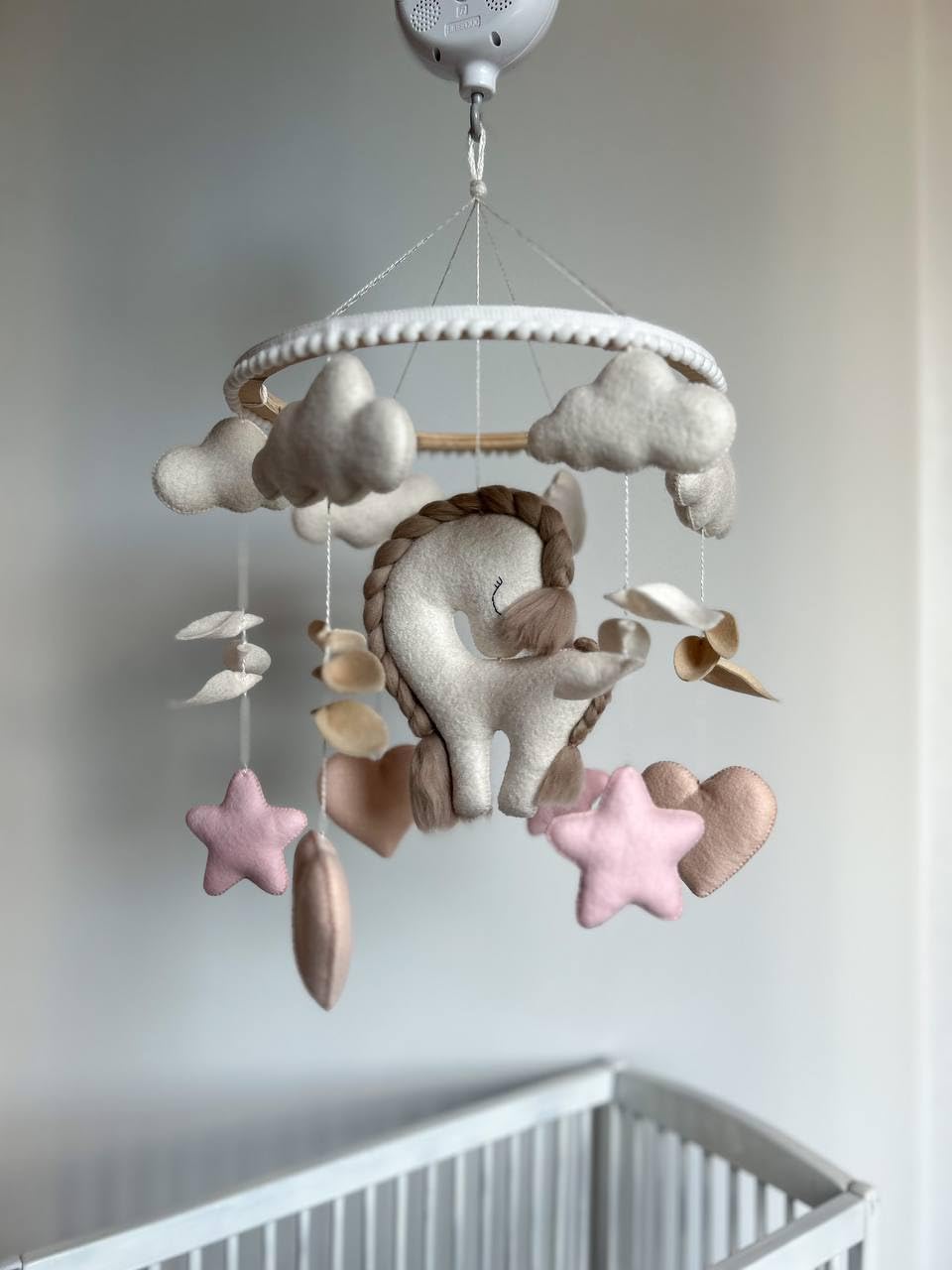 Baby mobile Montessori Giostrina lettino per neonato Carillon giostrina musicale in feltro, idea regalo neonato baby shower (Cavallino) (Beige-Rosa)