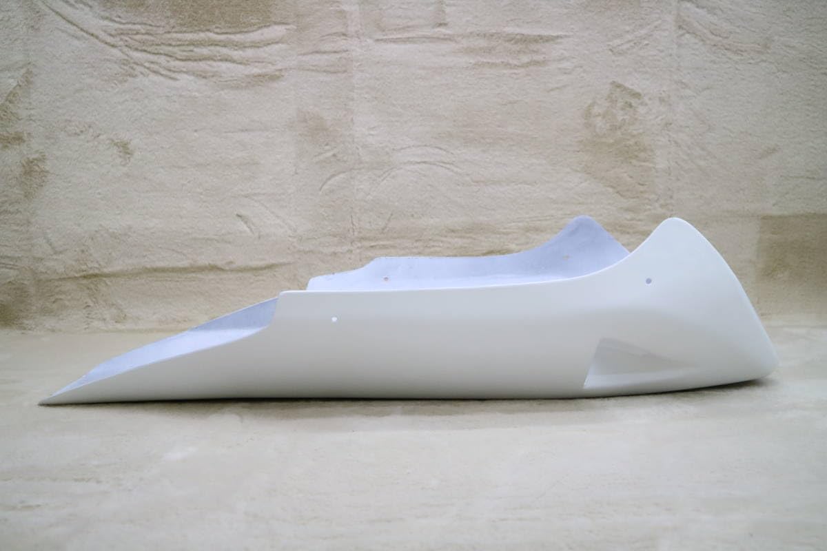 アンダーカウル　大型　白ダクト　ステー付/ホワイト ABS大型車 等 Amazon.co.jp: 大型 アンダーカウル 白 ダクト 塗装済み
