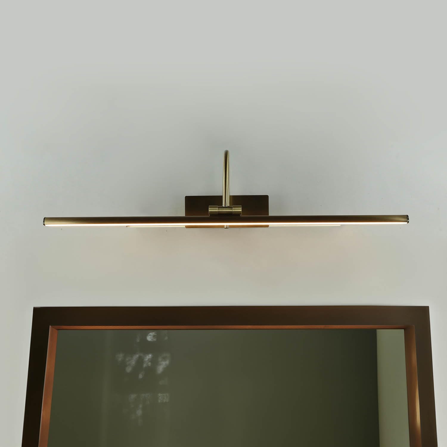 Licht-Erlebnisse XXL LED Bilderleuchte in Messing-antik B:60cm schwenkbar klassisch Spiegelleuchte für Flur Bad Wohnzimmer Schlafzimmer Wandlampe Bilderlampe