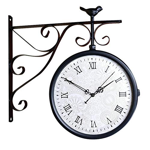 Horloge double face suspendue pour harmoniser le salon et la salle à manger