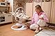 MoMi Babywippe PEARL für Babys bis 9 kg, 360° drehbarer Sitz, LED-Panel, Bluetooth, Fernbedienung, Batterie- oder Netzbetrieb, Netzteil mit USB-Kabel, 5-Punkt-Sicherheitsgurt, Bügel und Spielzeug