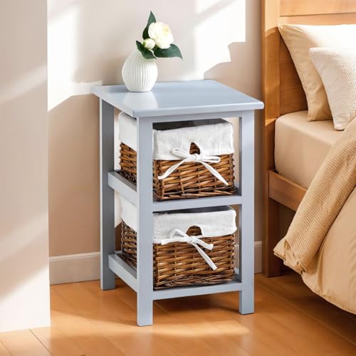 IDIMEX Table de Chevet Nokomis Table de Nuit en Bois avec 2 paniers en Osier et Insert en Tissu Blanc, Meuble Style Rustique pour Chambre lasuré Gris