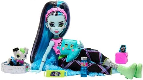 Vista 4 de Monster High Muñeca de fiesta Creepover, Frankie Stein con perro de mascota Watzie, ropa de fiesta de pijamas y accesorios como almohada y bata