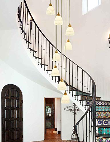 Lustre escalier pour éclairer un plafond haut et décorer un restaurant ou salon moderne