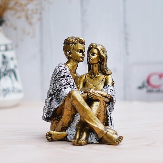 Statue de couple assis pour étagère de chambre à coucher cocon