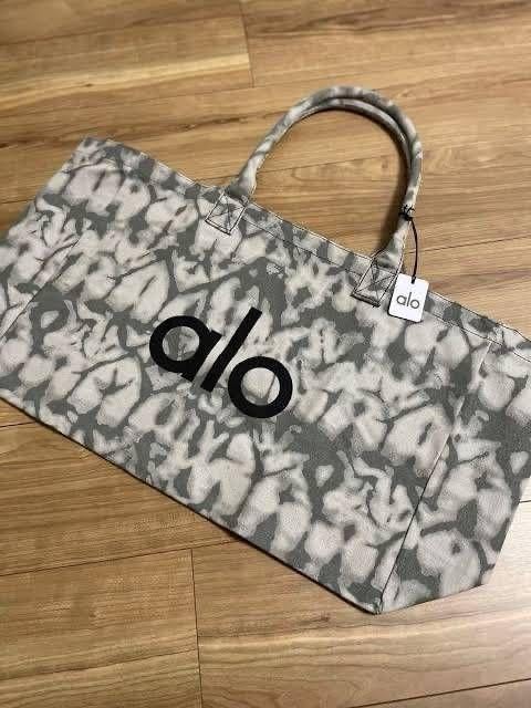 【新品未使用】Alo ヨガマットタオル　ヨガストラップ　ショッパートートセット 新品未使用】Alo ヨガマットタオル ヨガストラップ ショッパー