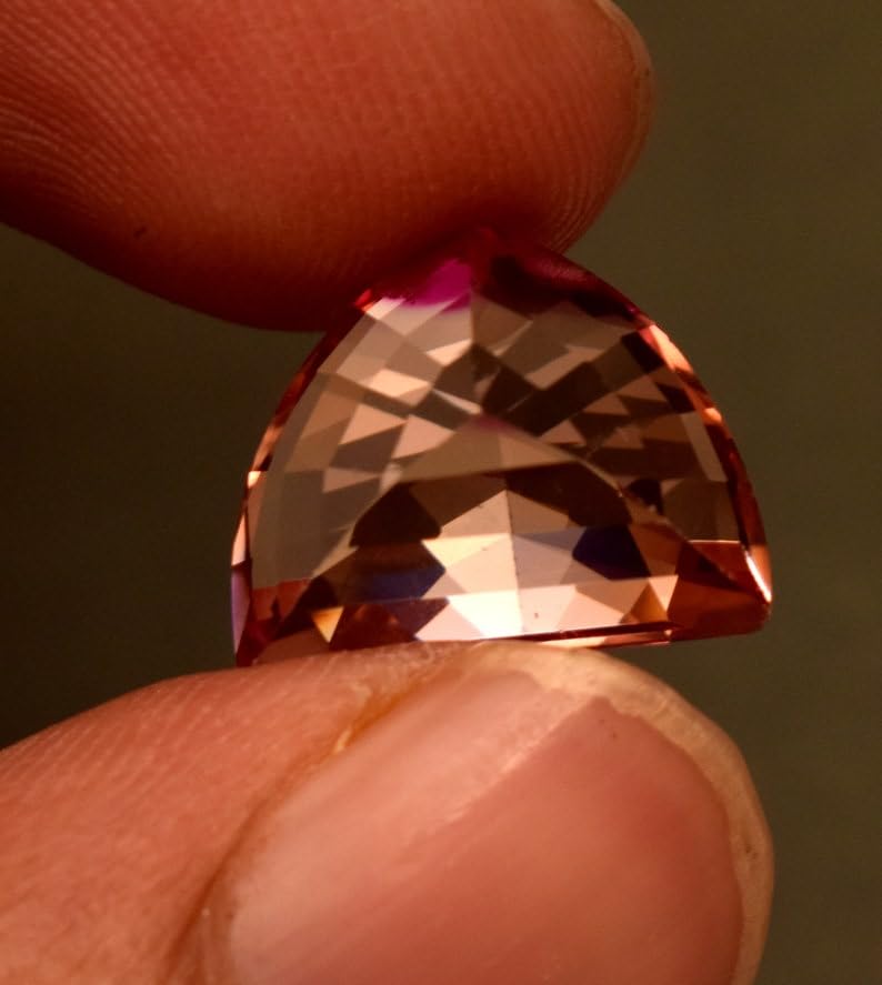 Saphir Padparadscha naturel taillé brillant, cadeau d'exception