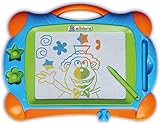 Der mit einem Band befestigte Zeichenstift wird kinderleicht über die Tafel geführt und kann sicher am Rand abgelegt werden. In der im Set enthaltenen Transport Box kann das Mal Board verstaut werden