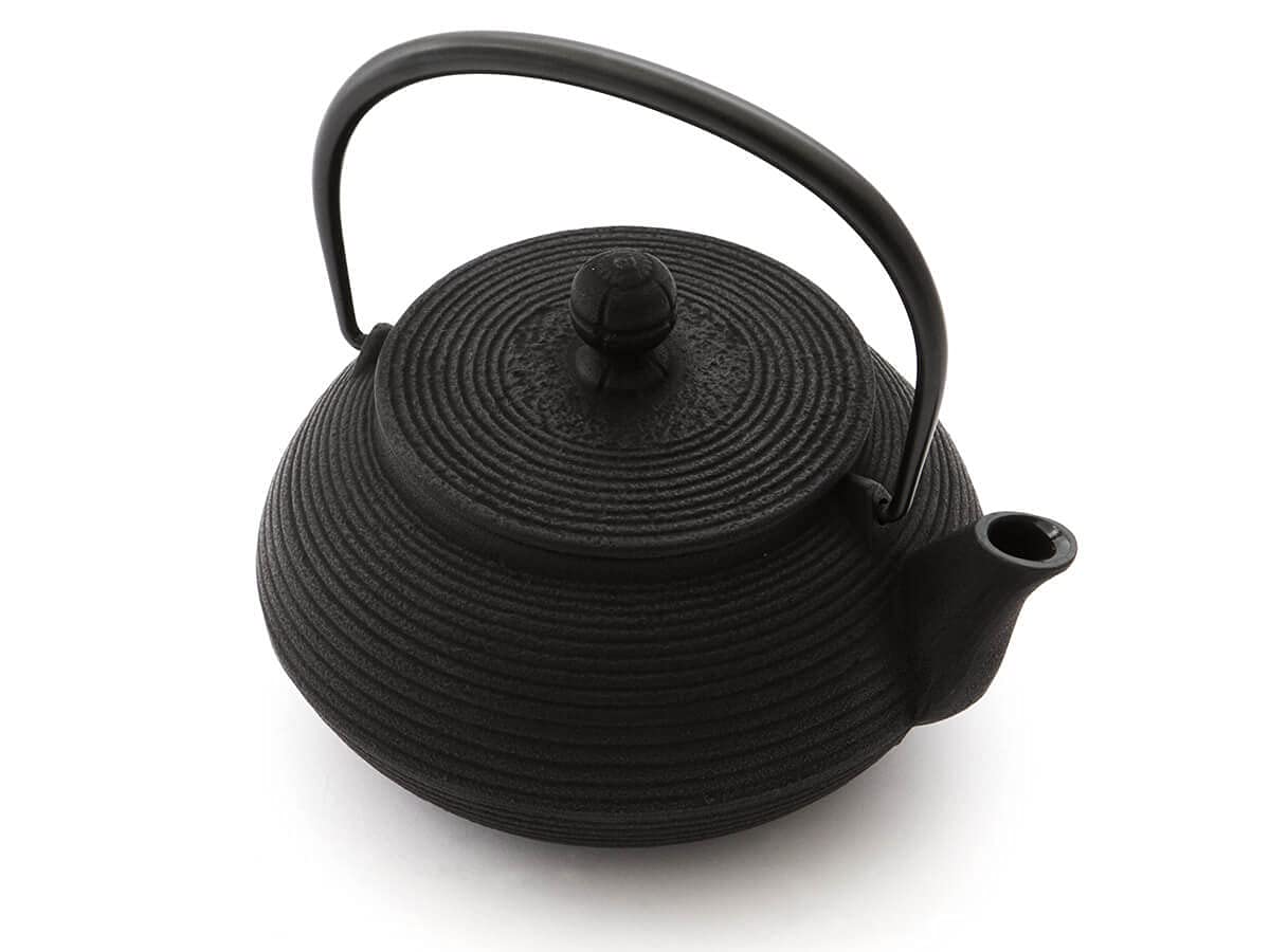 Iwachu Teekanne Gusseisen. Japanische Kyusu Senbiki, Original, Schwarz 650ml, 0,65 Liter Sieb-Einsatz Edelstahl. Innen Emailliert