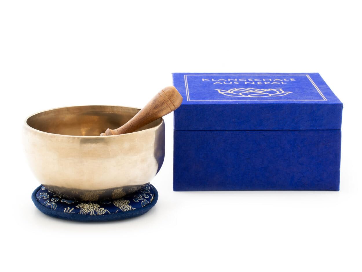 Klangschale in blauer Geschenkbox S mit Lotus-Aufdruck und Zubehör: Traditionell gefertigte Klangschale in Geschenkbox mit Lotussymbol aus Nepal