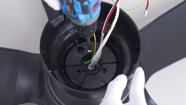 Components of the Kviflon ceiling fan including motor, blades, remote, and mounting hardware.