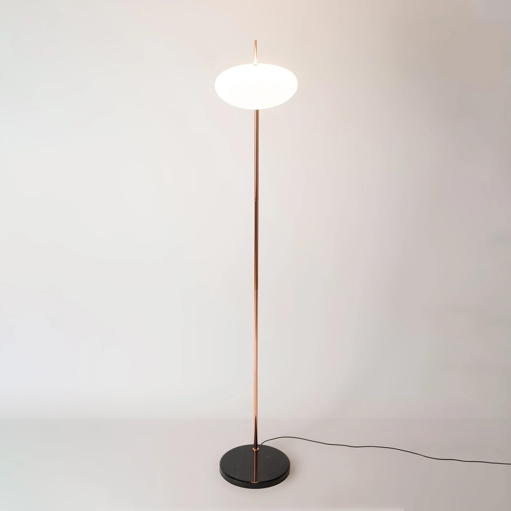 BARCELONA LED Duża Lampa Podłogowa LED CCT z Kloszem Ø40cm, Stabilna Podstawa z Czarnego Marmuru, Korpus w Kolorze Różowego Złota, Mleczny Dyfuzor PP, 12W Zmiana Barwy Ciepła/Neutralna/Zimna