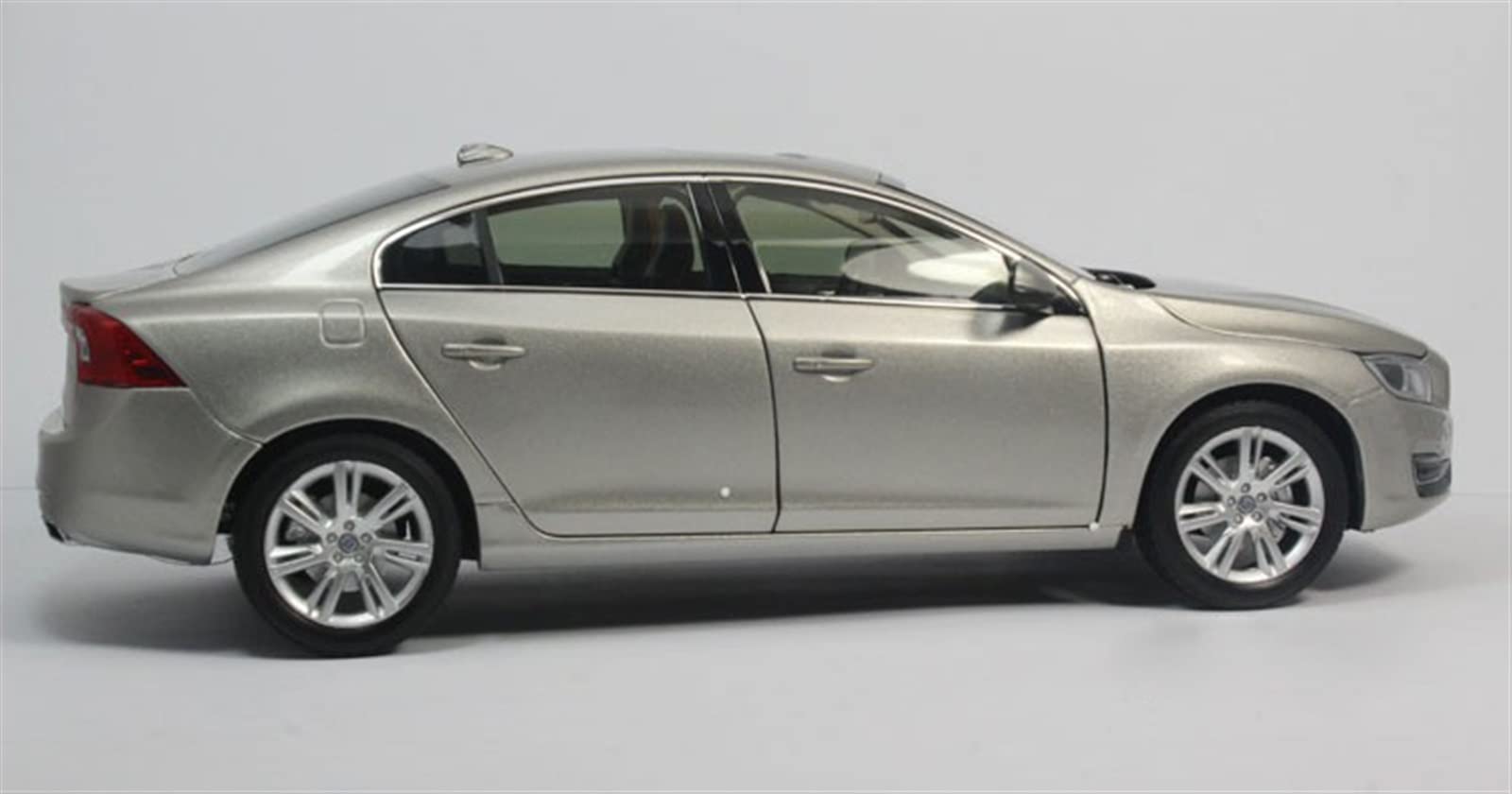 Amazon.co.jp: モデルカーのおもちゃ 1:18 ボルボ S60 T5 スケールダイ