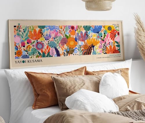 Poster bohème beige suspendu dans un salon cocooning pour réchauffer l'ambiance