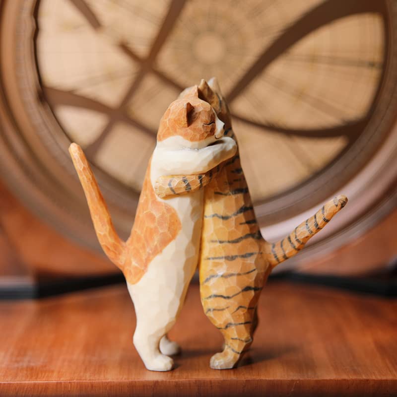 Estatua de gato abrazando con textura de madera miniatura 2