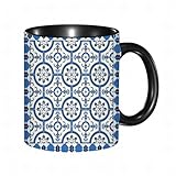 Facilité d'entretien : Pour préserver l'éclat de l’impression et la qualité de la céramique, il est recommandé de laver le mug à la main avec de l'eau tiède. Il n'est pas adapté au lave-vaisselle. De légères variations de taille, pouvant aller jusqu'à 1 cm, sont normales en raison de la fabrication artisanale. À noter : la zone autour de l'anse reste sans impression, ce qui est une caractéristique du design.