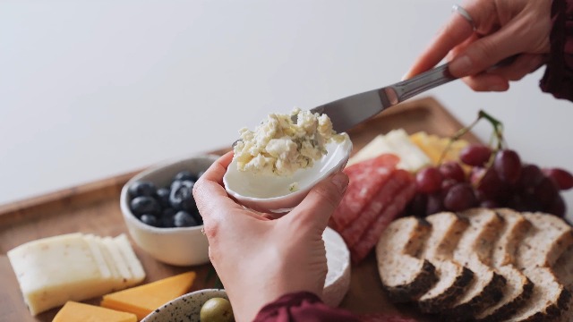 Tabla de cortar rectangular de nogal con ranura para jugos miniatura 7