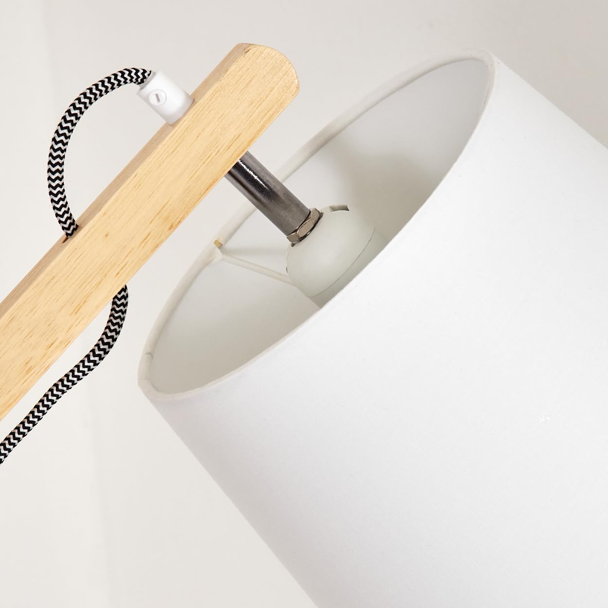 HOFSTEIN Stehleuchte Tukchor, Stehlampe aus Holz/Metall/Stoff in Natur/Weiß, verstellbare Leuchte im Boho-Design mit Ablageflächen u. Schalter, 152,5 cm, E27, Wohnzimmer, Schlafzimmer, Esszimmer