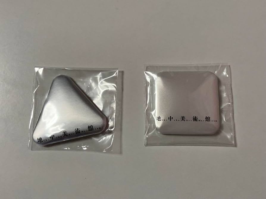 Amazon | 地中美術館 缶バッジ2個セット 安藤忠雄 直島 | バッジ