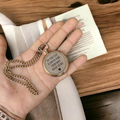 Brújula de Latón Grabada con Cadena y Estuche de Cuero – "Para que siempre puedas encontrar el camino de regreso a mí" – Brújula de Bolsillo Personalizada para Cumpleaños, Aniversario o Bautizo miniatura 6