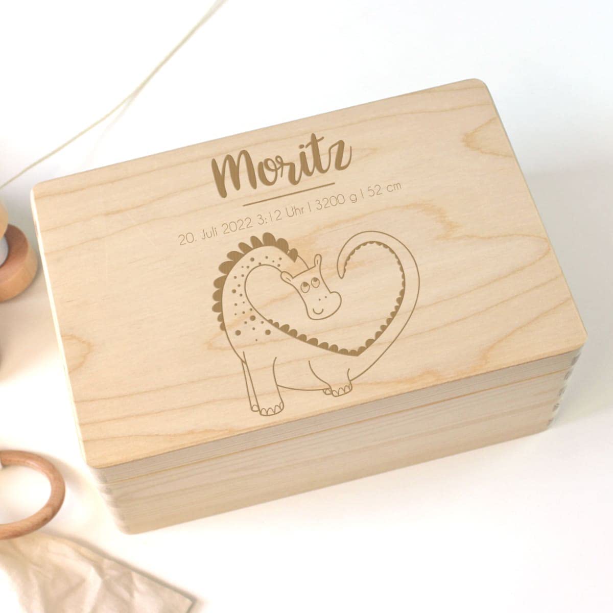 LittleStars Personalisierbare Erinnerungskiste Dino aus Holz (40x30x23 cm)