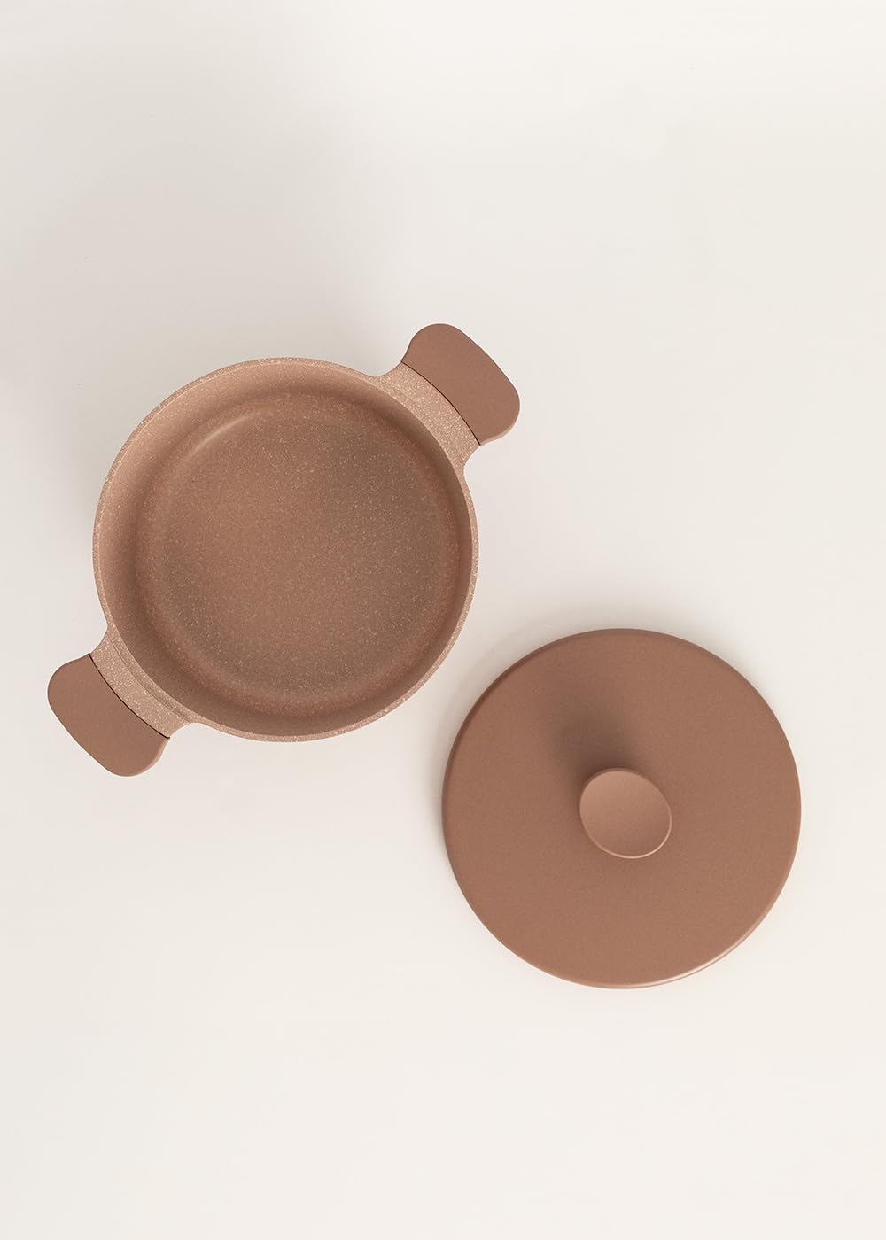 CREATE/POT STUDIO/Olla de aluminio de Ø24cm con revestimiento cerámico moca/Antiadherente, apta para todo tipo de cocinas, resistente y duradera, fácil de limpiar, libre de PFOA