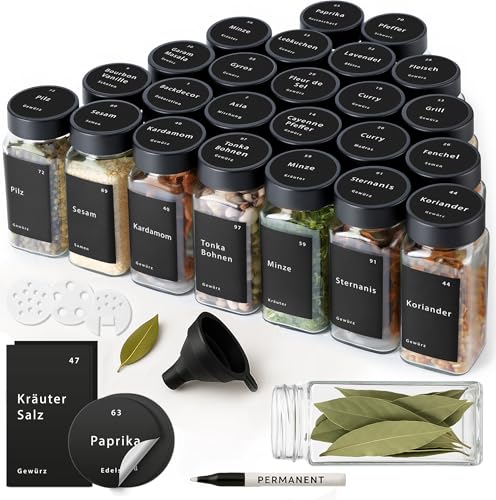 Happy Lemuro 24er Gewürzgläser Set - 120 ml Gewürzbehälter aus Glas mit schwarzen Deckeln, Streueinsätzen, Etiketten, Trichter & Bürste - Gewürzspender mit Zubehör - Gewürzaufbewahrung - Luftdicht