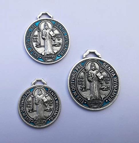 Medallas de San Benito de Nursia en Plata Bañada Descripción: Eurofusioni presenta medallas de San Benito de Nursia, bañadas en plata. Incluye 3 medallas pintadas a mano con diámetros de 1,18; 1,38 y 1,58 pulgadas.