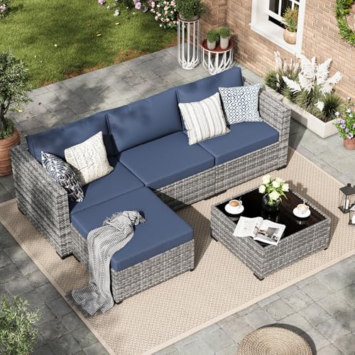 Amopatio Rattan Gartenmöbel-Set, Poly Rattan Sitzgruppe Couch 5 Teilig mit 3er Sofa, Sessel, Kissen und Glastisch für Garten, Terrasse und Balkon, Lounge-Set, Grau-meliert & Marineblau Bezüge