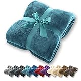 VIELSEITIG EINSETZBAR: Unsere hochwertige Kuscheldecke eignet sich Ideal für gemütliche Fernseh- und Leseabende auf dem Bett oder Couch, als Tagesdecke im Schlafzimmer oder Wohnzimmer, sowie als Decke für längere Fahrten mit dem Auto oder Wohnwagen