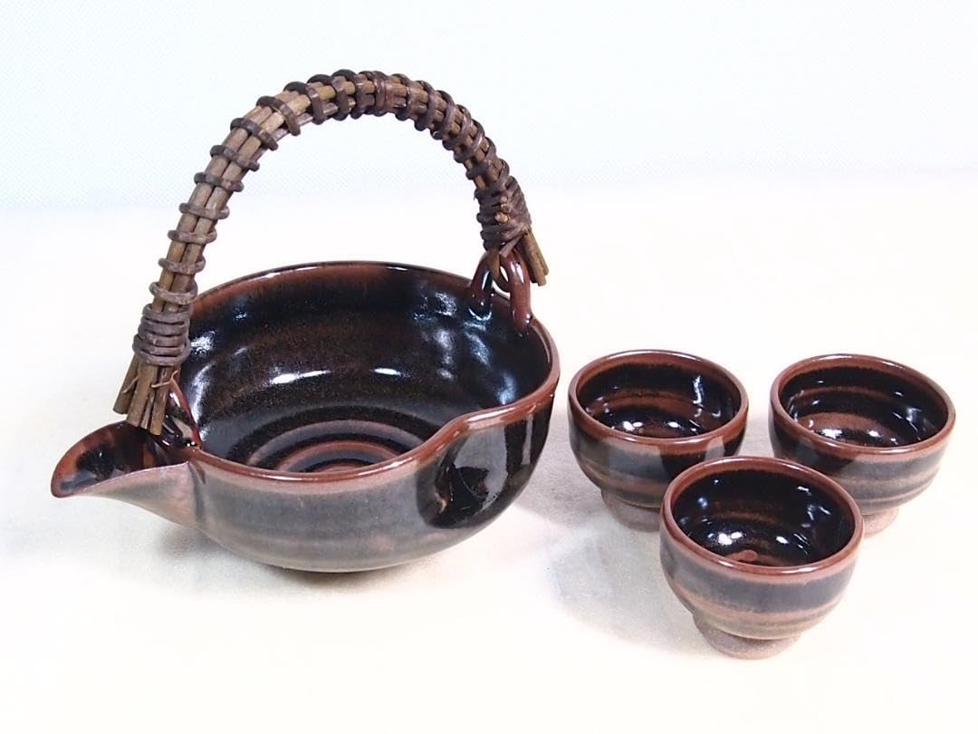 Satsuma Ware Shenjukan Kiln Fifteenth Shenjukan Sake & 3 Cups, Chiyoka, Choshi, Katakuchi Sake Ceremony. *Wooden box is not included if shipped overseas