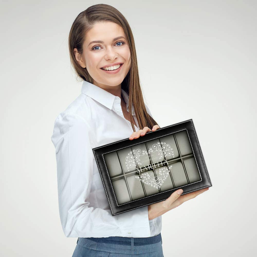 Maverton Uhrenbox mit Gravur für 12 Uhren & Schmuck - 30x20x13cm - Uhrenkasten aus Kunstleder - Schwarz - Geschenk für Damen - Herz