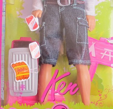 Barbie Family Camping Ken Doll con Cooler miniatura 3