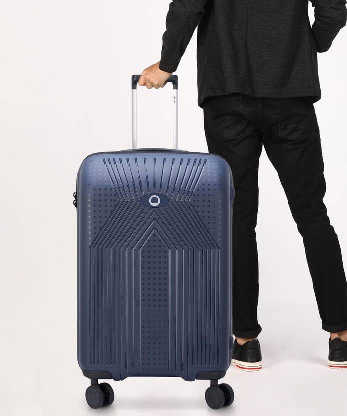 Person pulling DELSEY PARIS ORDENER luggage, demonstrating its maneuverability